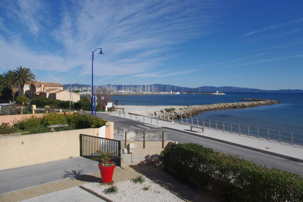 Les Stoechades Aparthotel Hyeres Exterior photo
